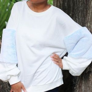 Sweatshirt with faux fur